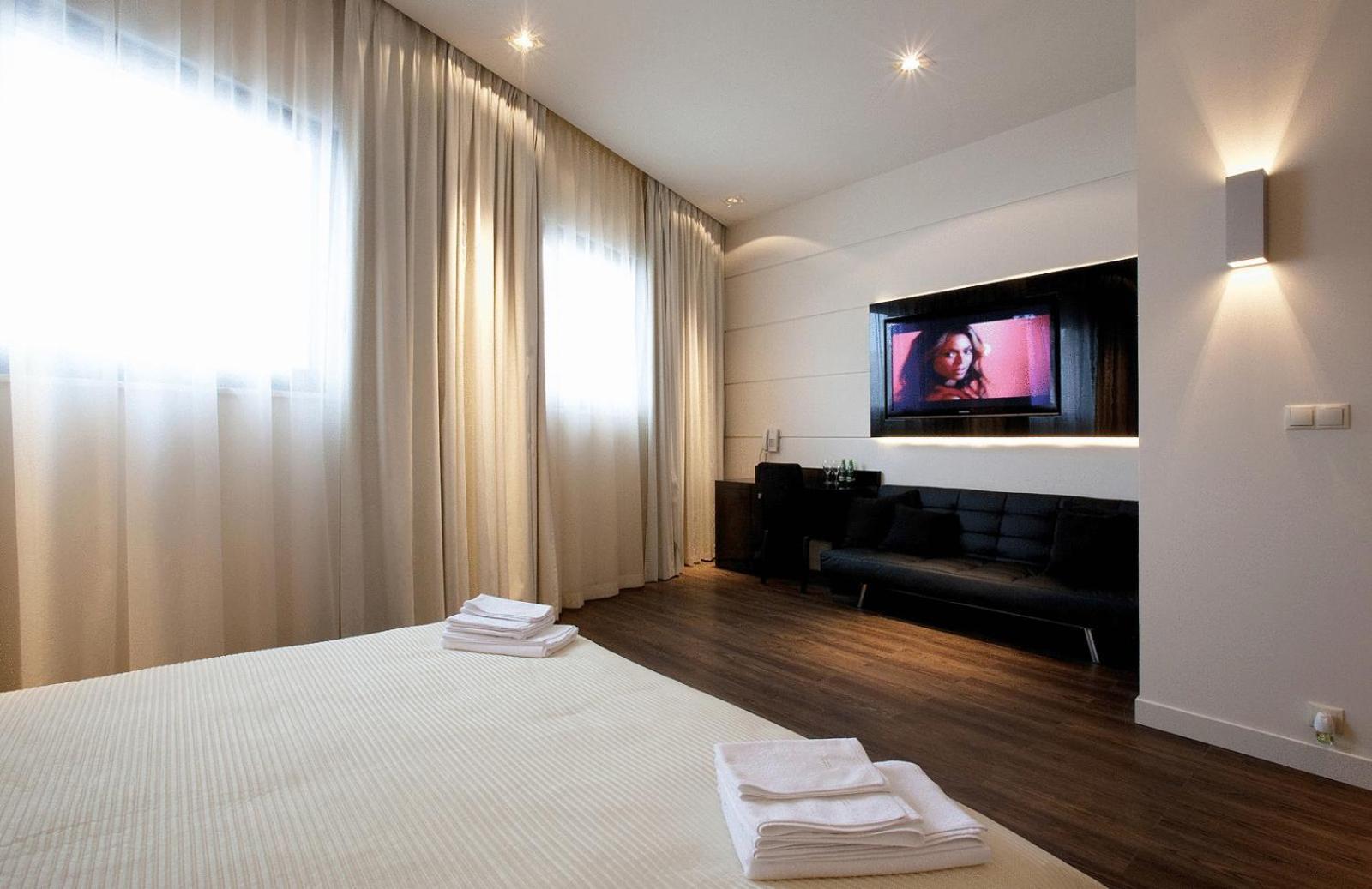 Villa & Spa Łomianki Екстериор снимка