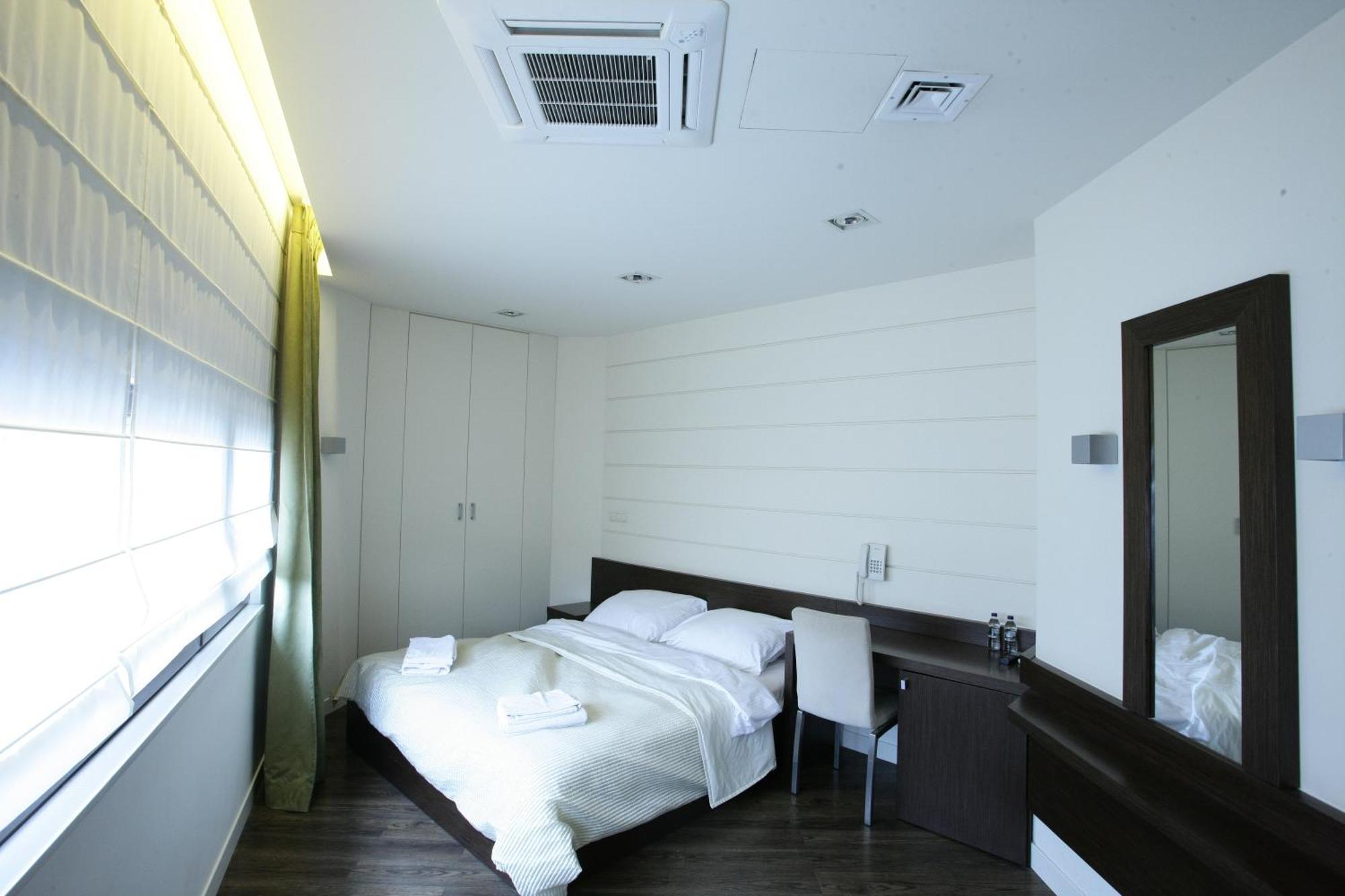 Villa & Spa Łomianki Стая снимка