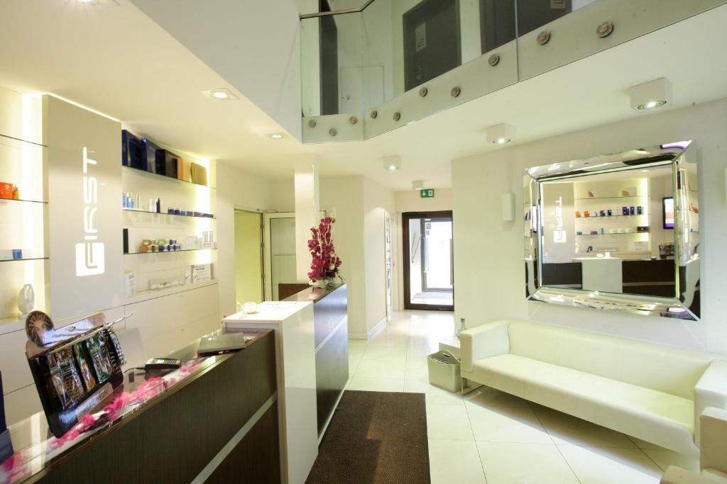 Villa & Spa Łomianki Екстериор снимка