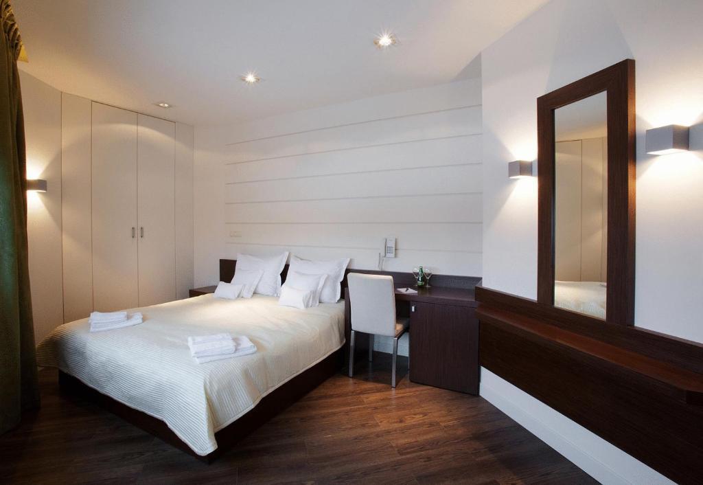 Villa & Spa Łomianki Екстериор снимка